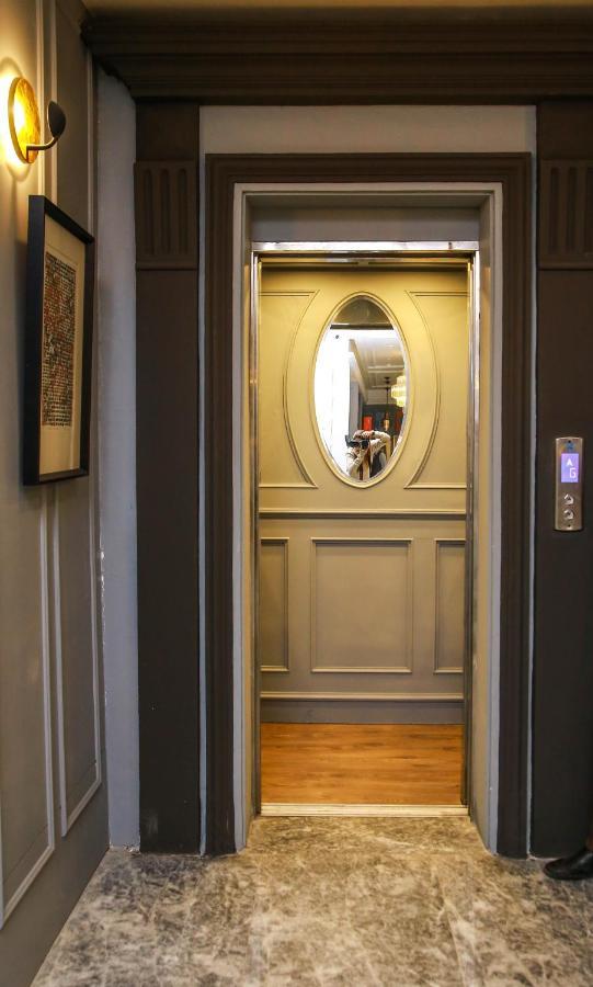 Ambiance Boutique Art Hotel Лахор Экстерьер фото A mirror in a lift