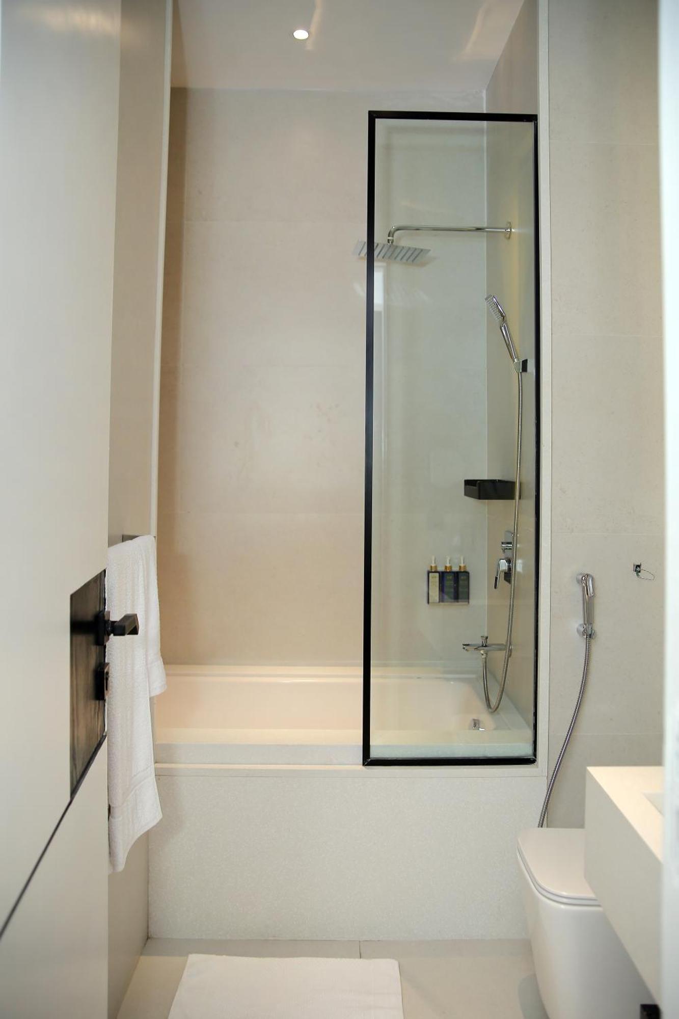 Ambiance Boutique Art Hotel Лахор Экстерьер фото A shower with a sliding door