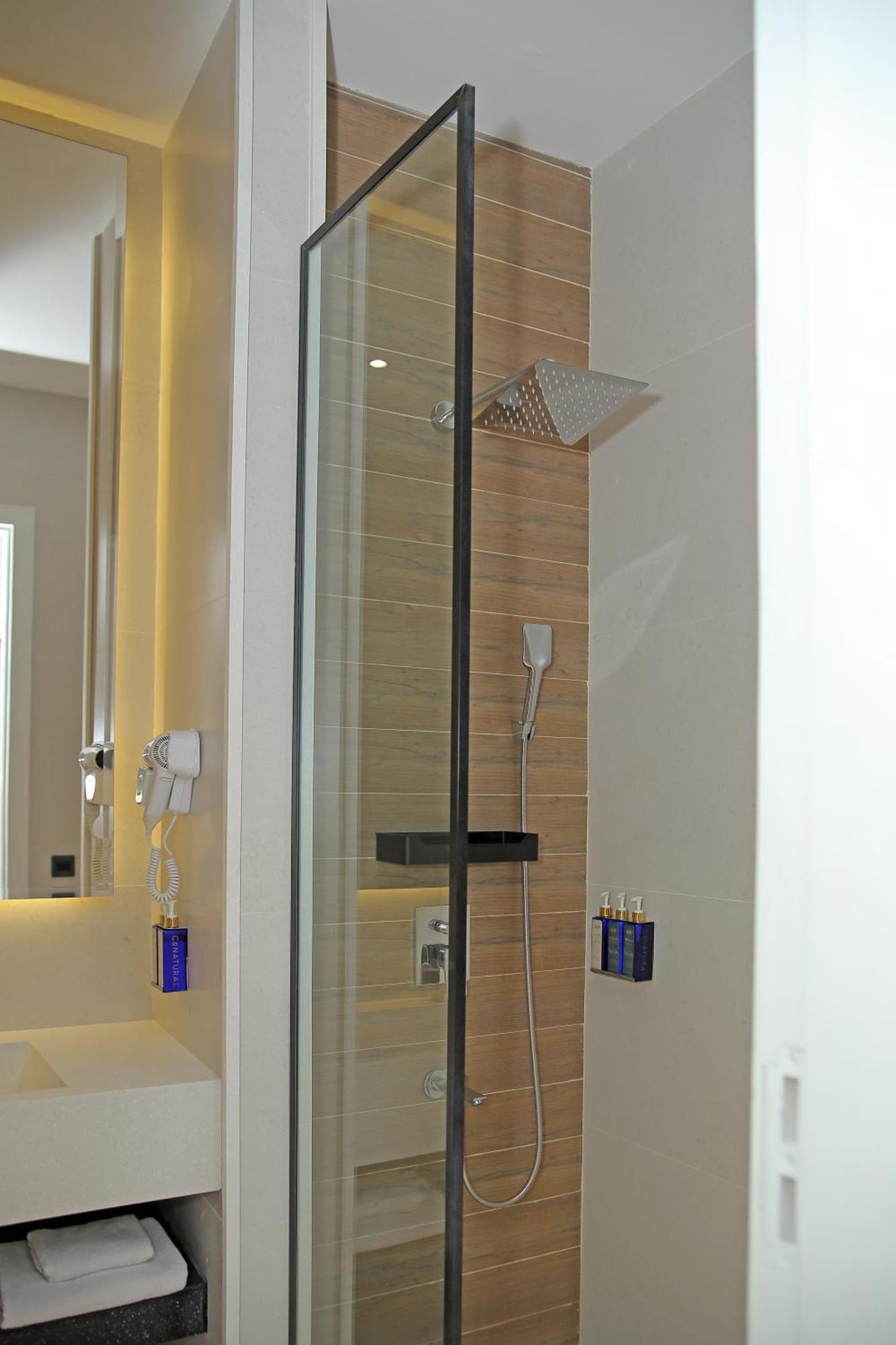 Ambiance Boutique Art Hotel Лахор Экстерьер фото A shower with a fixed shower head and a handheld shower head